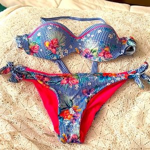 Beautiful colors on this cute bikini